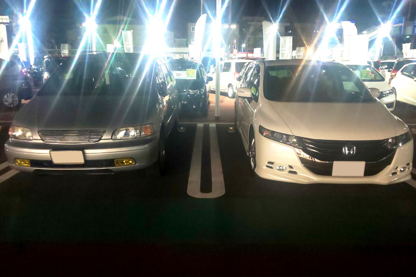 新旧のホンダ・オデッセイが並んでいる写真