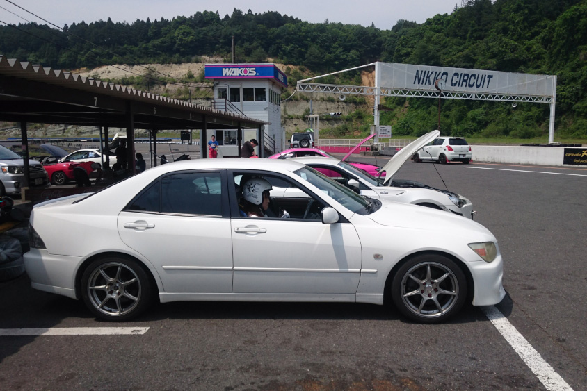 日光サーキットにいるトヨタ・アルテッツァ