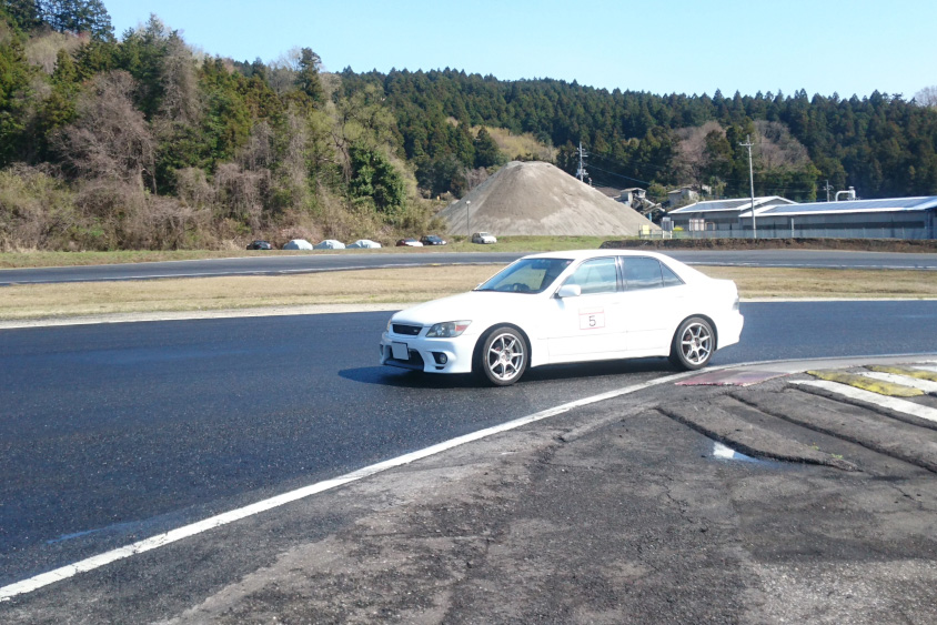 サーキットを走るトヨタ・アルテッツァ