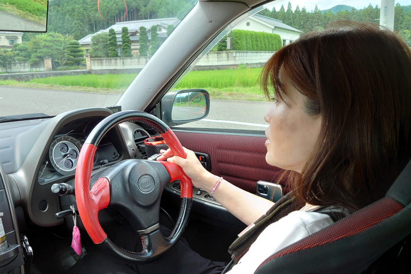 トヨタ・アルテッツァとGR86を運転するMAYUさん