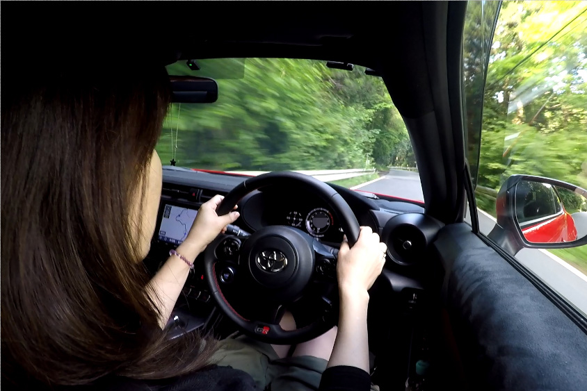 トヨタ・GR86を運転するMAYUさん