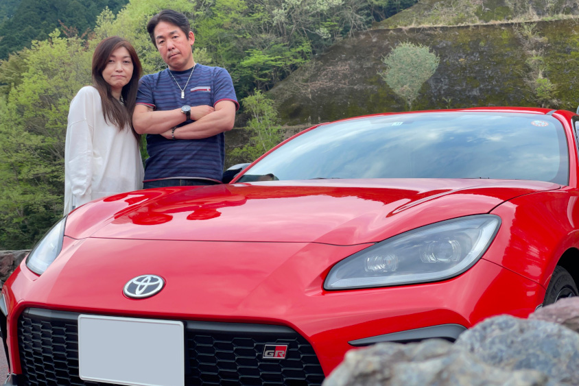 トヨタ・GR86とMAYUさんカップル