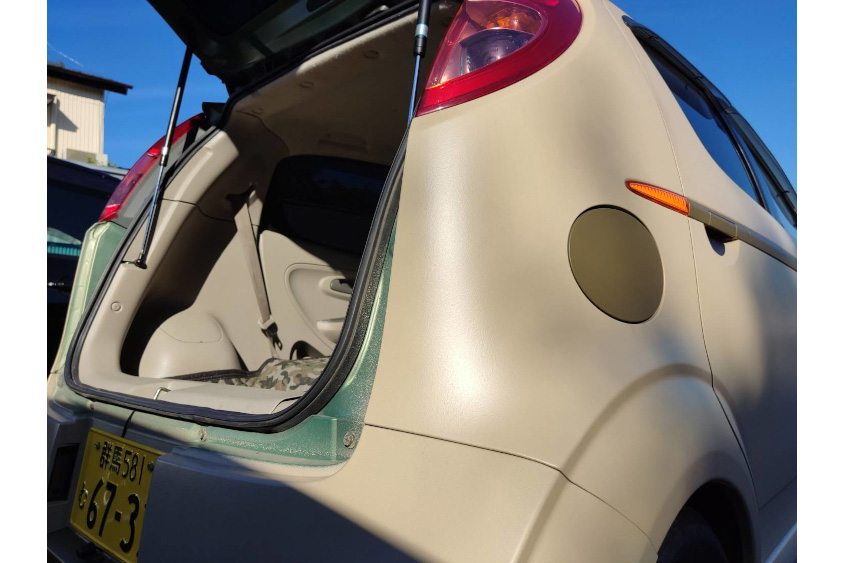 内側がピスタチオグリーンのままのスバル・R2