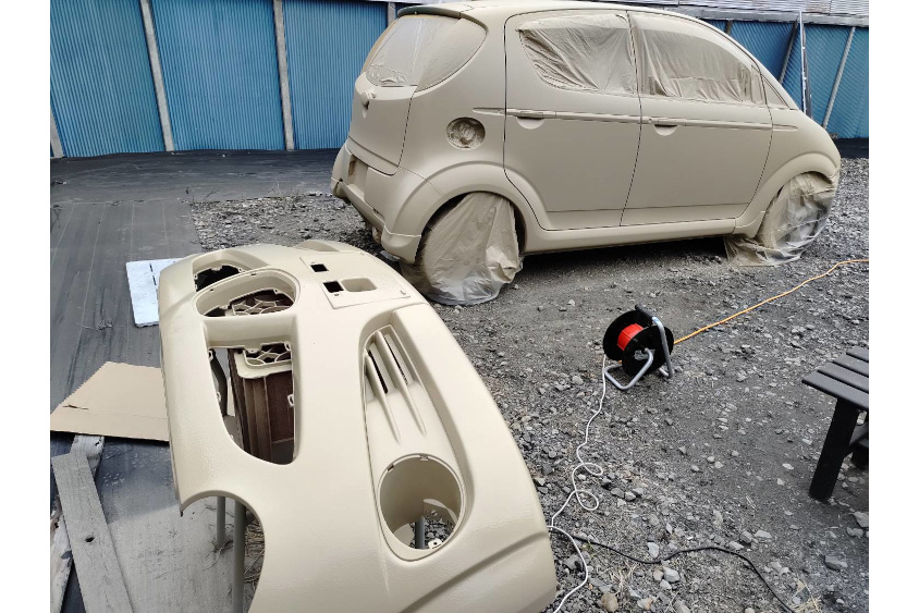 スバル・R2をオールペンしている様子