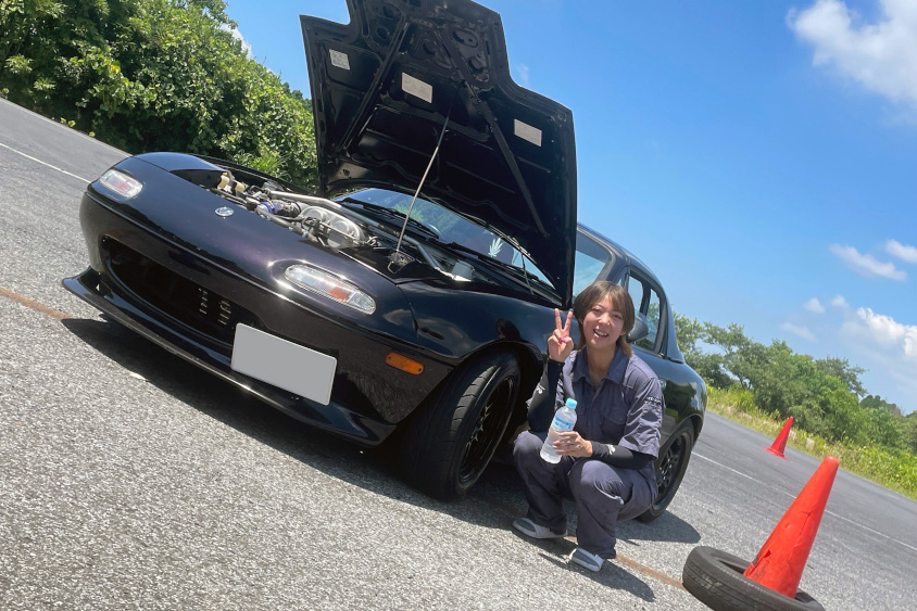 マツダ・ロードスター（NA型）の前でピースするきたちゃんさん