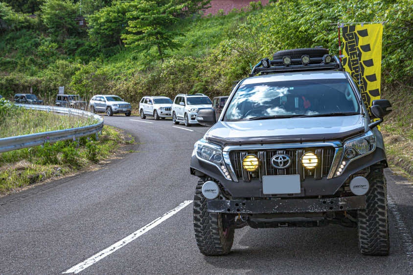 トヨタ・ランドクルーザープラドで仲間とともに楽しむ