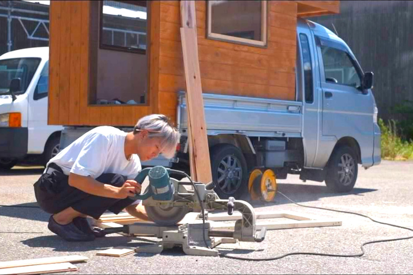 軽トラキャンパーの自作シェルの材料を切り出す森元さん