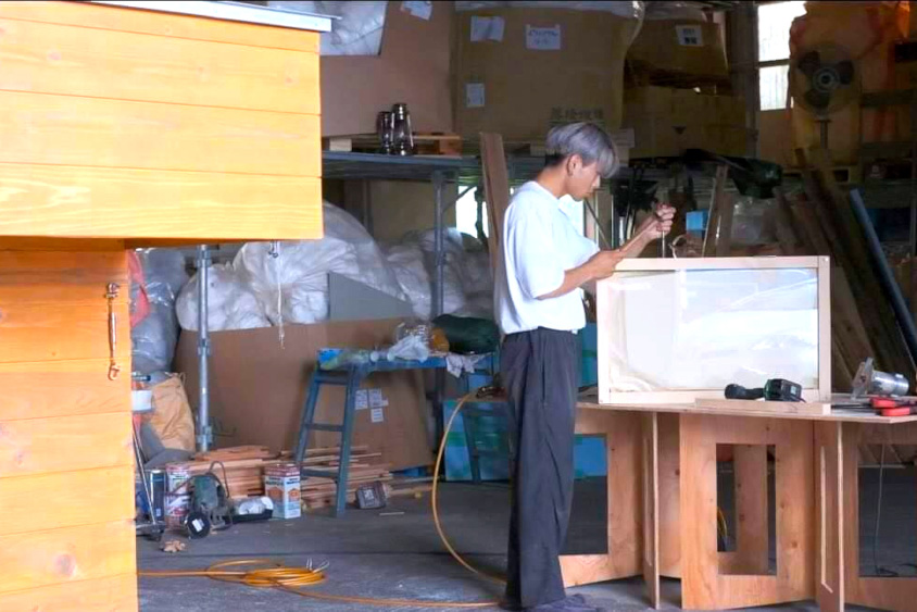 軽トラキャンパーの自作シェルの窓枠を作る森元さん