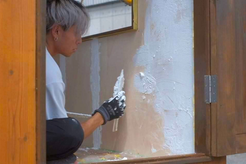 軽トラキャンパーの自作シェルの内側を塗る森元さん