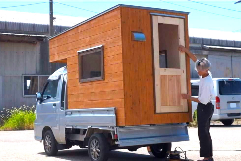 軽トラキャンパーの自作シェルのドアを付ける森元さん
