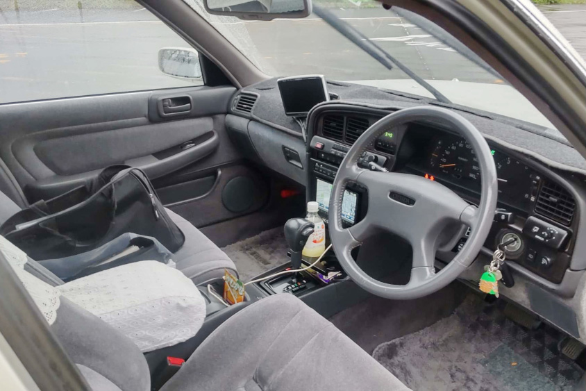 トヨタ・マークⅡ（クレシーダ仕様）の運転席