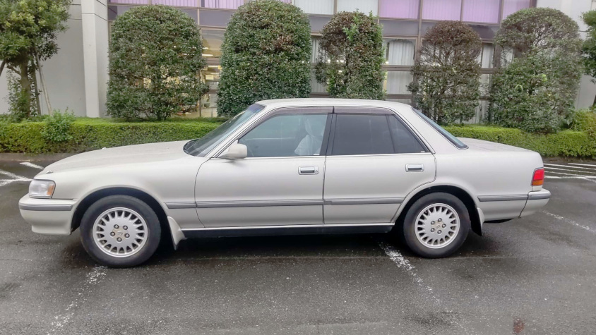 トヨタ・マークⅡ（クレシーダ仕様）の左サイドビュー