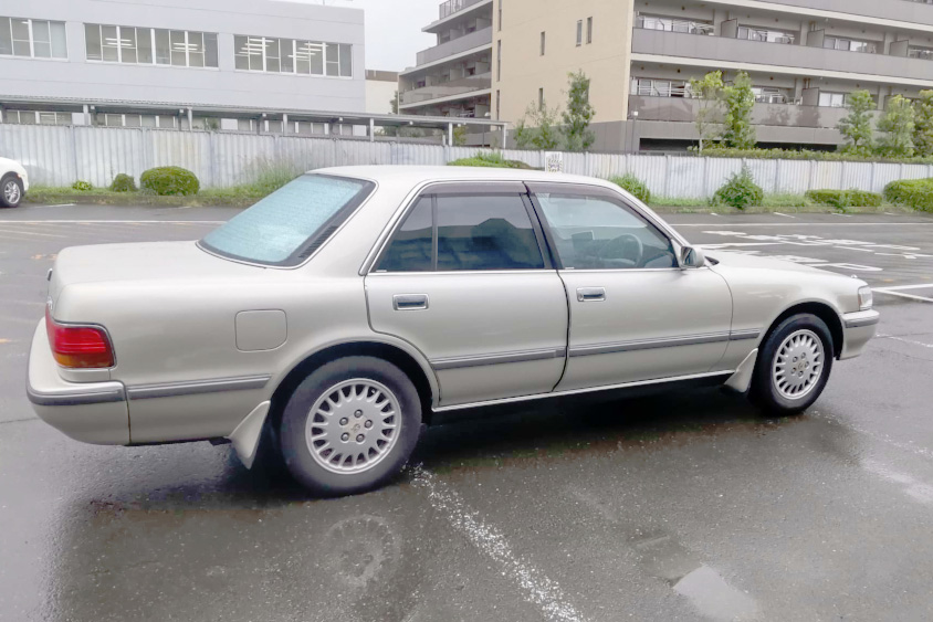 トヨタ・マークⅡ（クレシーダ仕様）の右サイドビュー