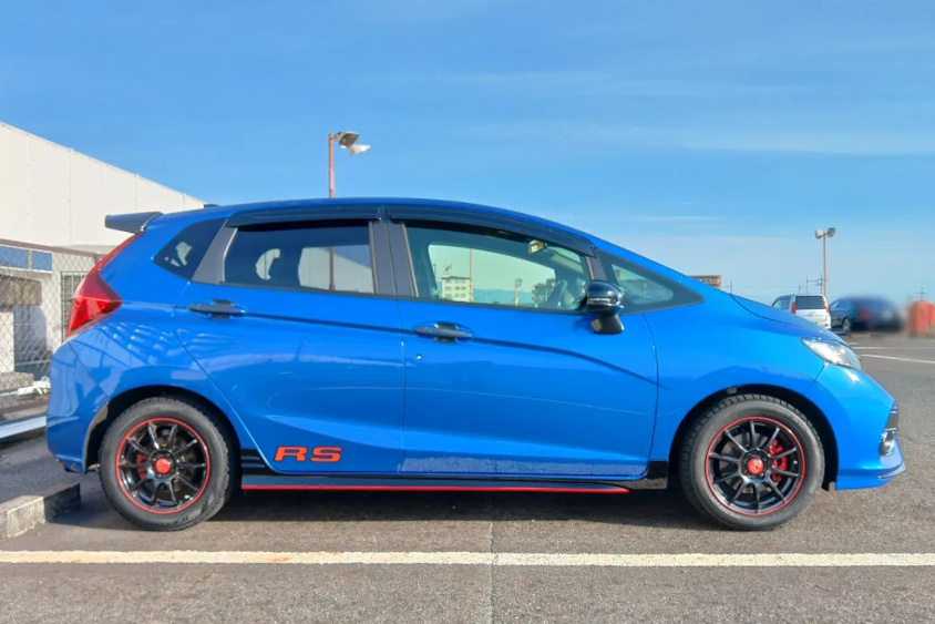 ホンダ・フィットRSの右サイドビュー