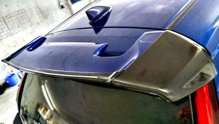 ホンダ・フィットRSのルーフスポイラー