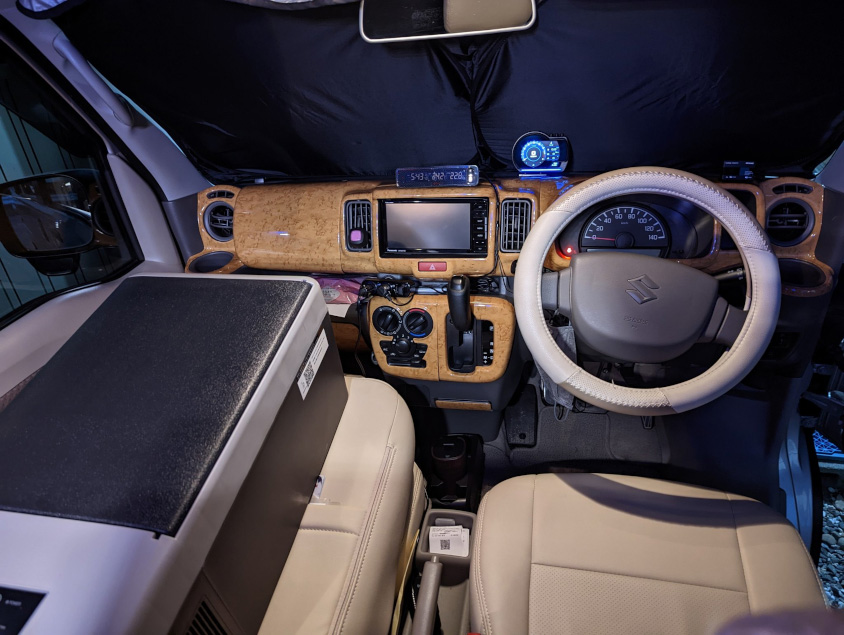 スズキ・エブリイの車中泊 運転席側