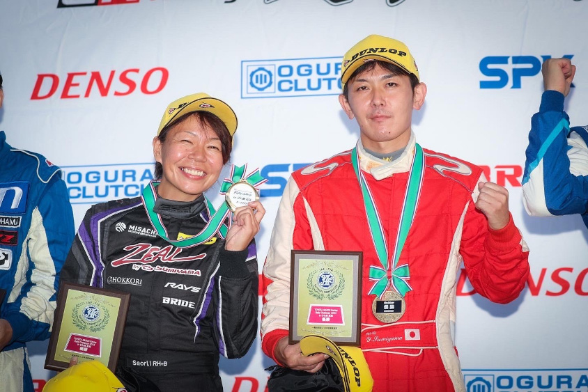 ラリーで表彰される石川紗織（りんご）さん