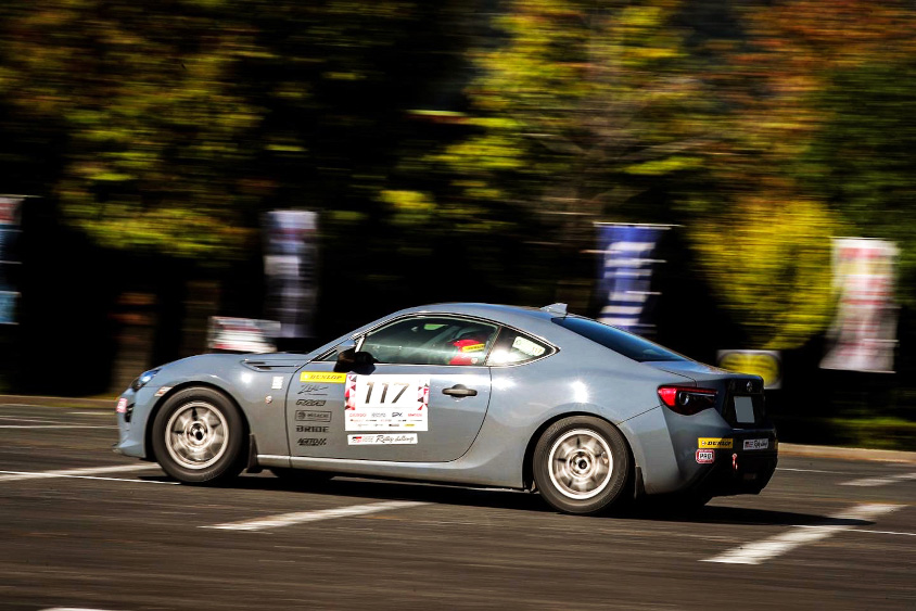 トヨタ・86の走行シーン