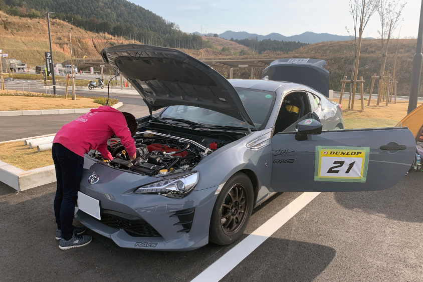 トヨタ・86を整備する石川紗織（りんご）さん