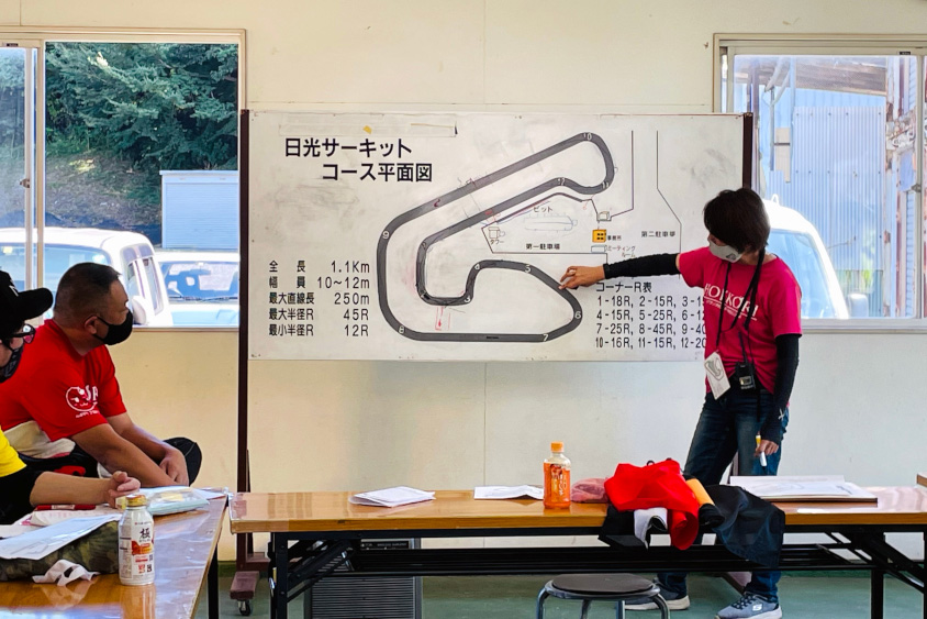 「ほっこりんご」でドライビングレッスンをするの石川紗織（りんご）さん