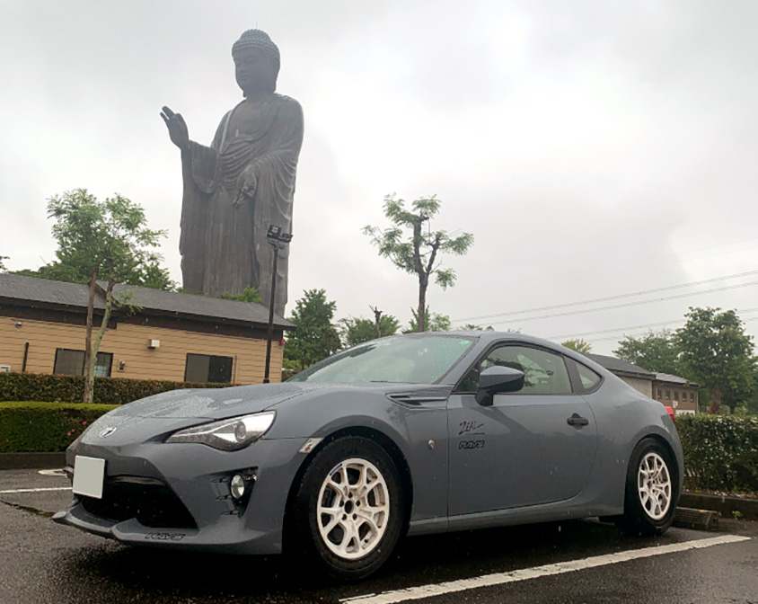トヨタ・86と牛久大仏