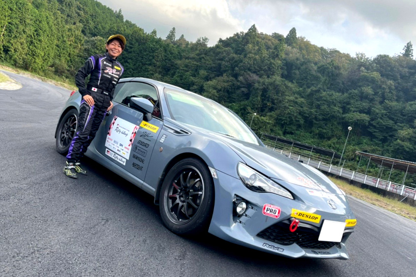 トヨタ・86とレーシングスーツを着た石川紗織（りんご）さん