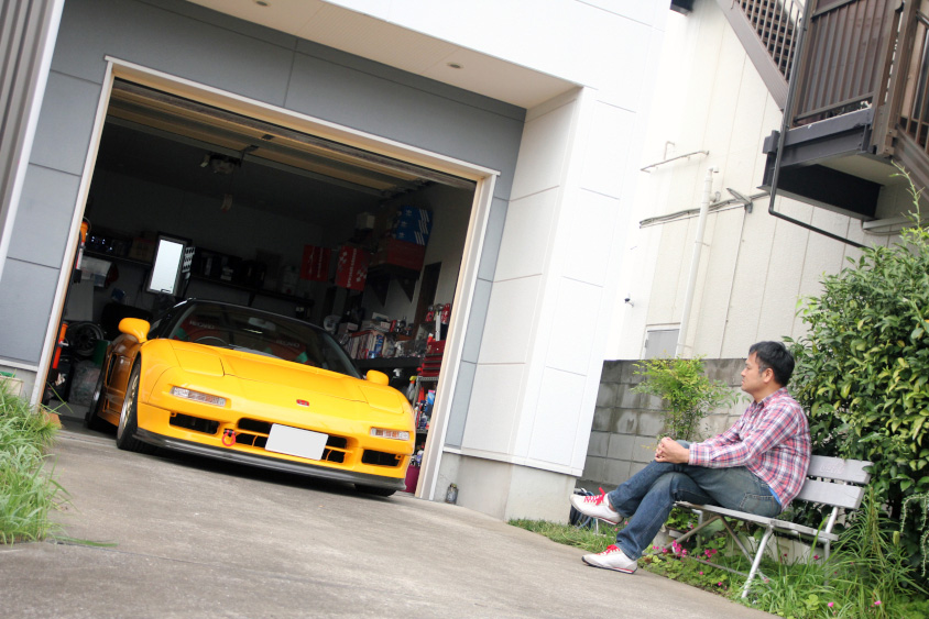 ガレージのホンダ・NSXを眺める土屋さん