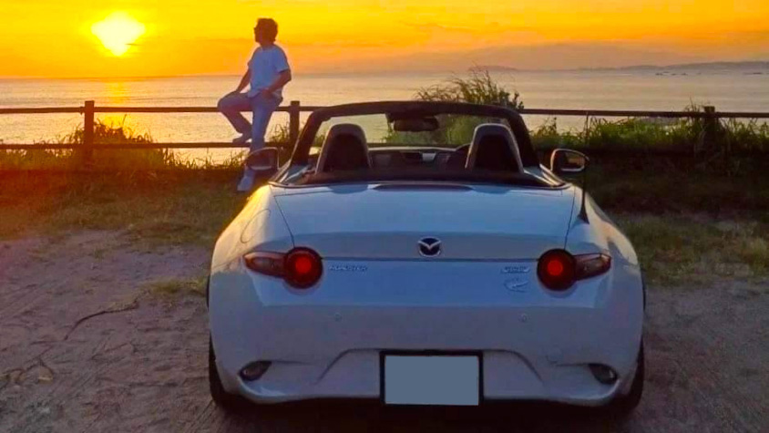 夕日にたたずむマツダ・ロードスター