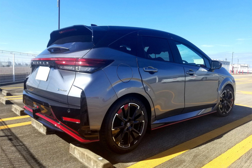 日産・ノートオーラ NISMOの右リアビュー