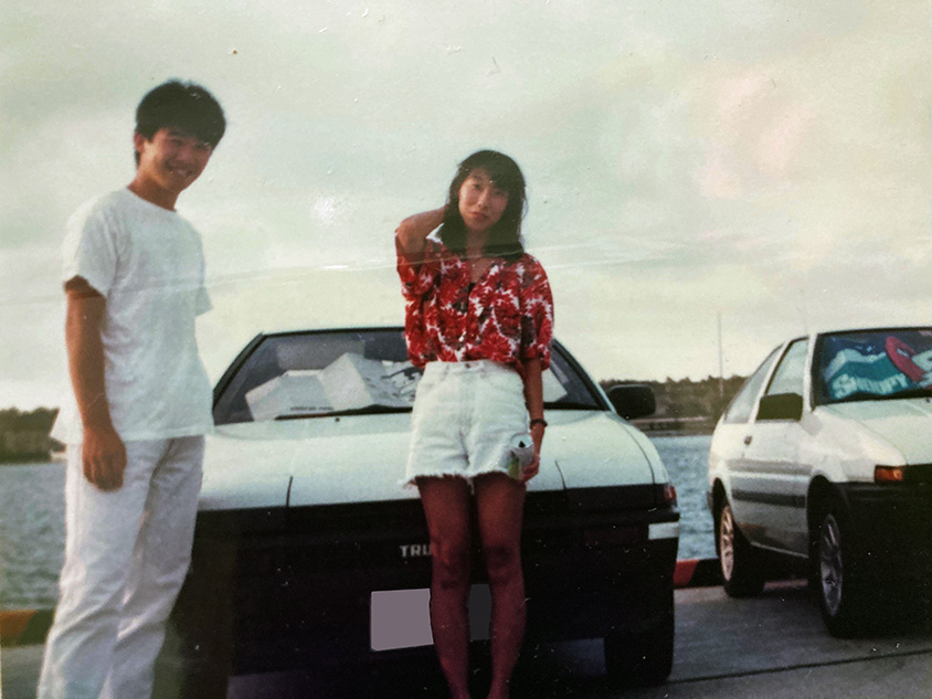 トヨタ・スプリンタートレノ（AE86）と若かりし頃の西村ご夫妻