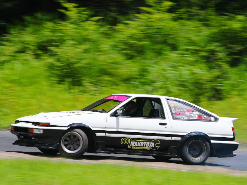 ドリフト競技用のトヨタ・スプリンタートレノ（AE86）