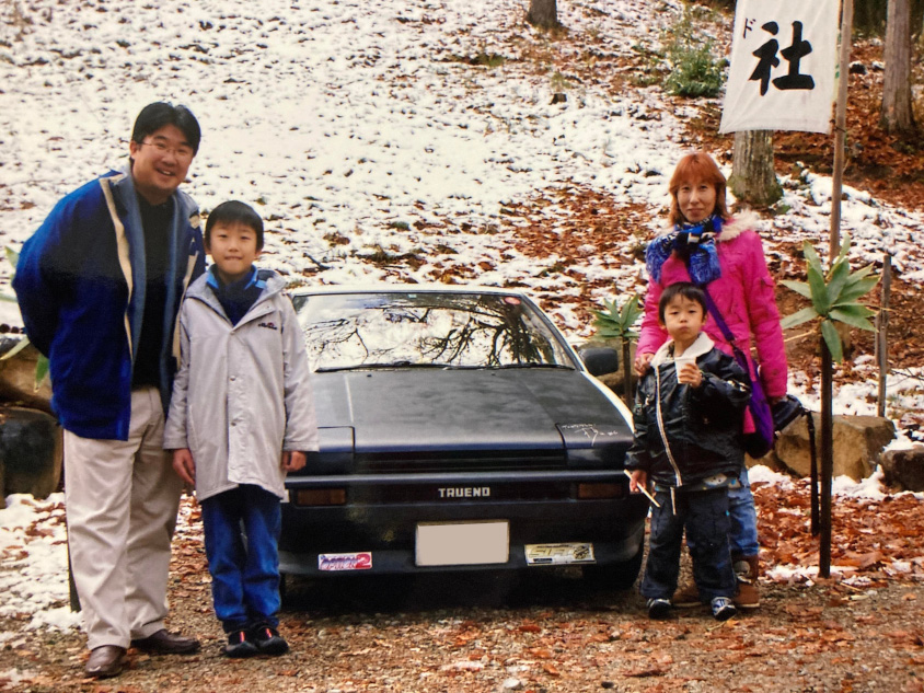 トヨタ・スプリンタートレノ(AE86)と雪景色の中記念撮影
