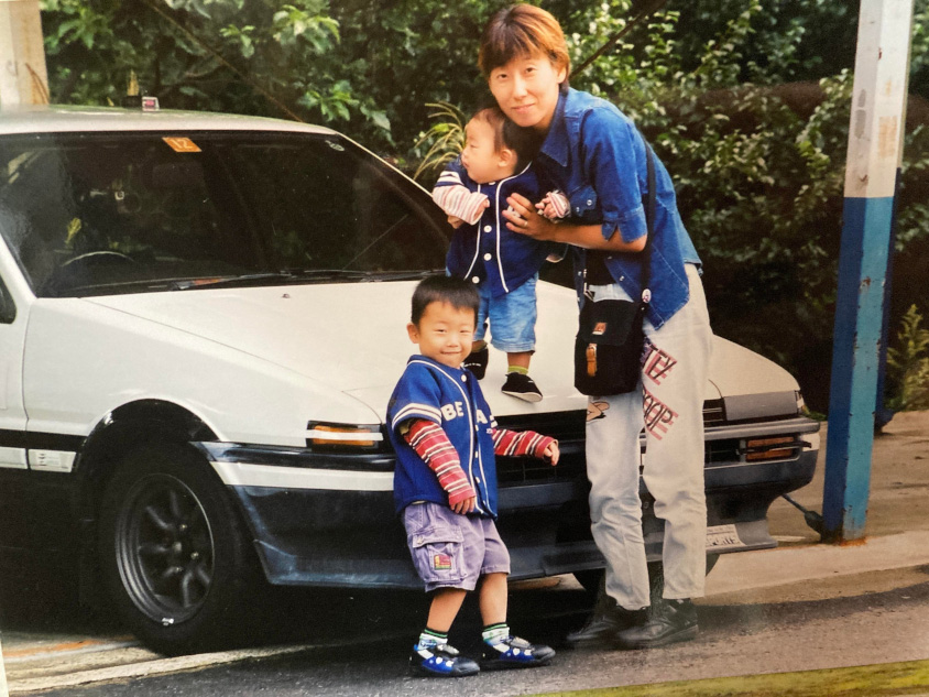 トヨタ・スプリンタートレノ(AE86)と西村ママさんと2人の子供