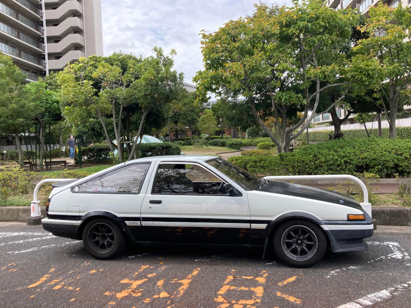 トヨタ・スプリンタートレノ（AE86）の右サイドビュー