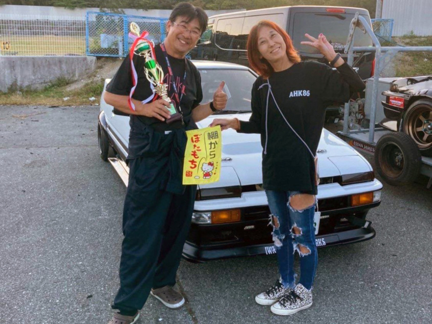 トヨタ・スプリンタートレノ（AE86）とドリフト会場で笑顔の西村ご夫妻