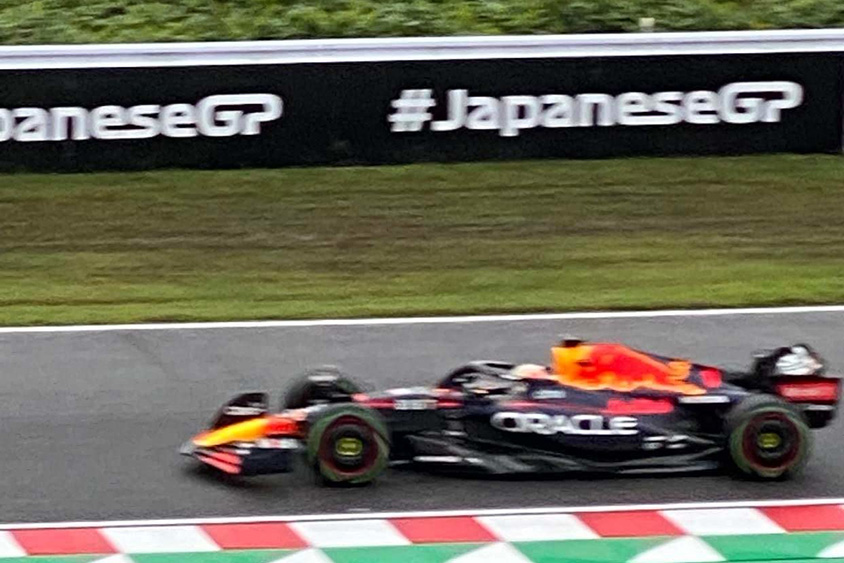 F1日本GPのレッドブルの走行シーン
