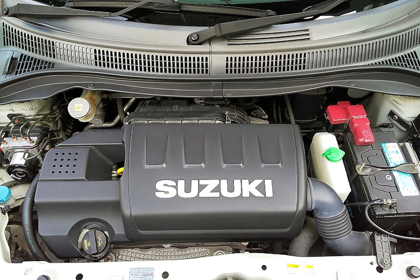 スズキ・スイフトスポーツのエンジンルーム