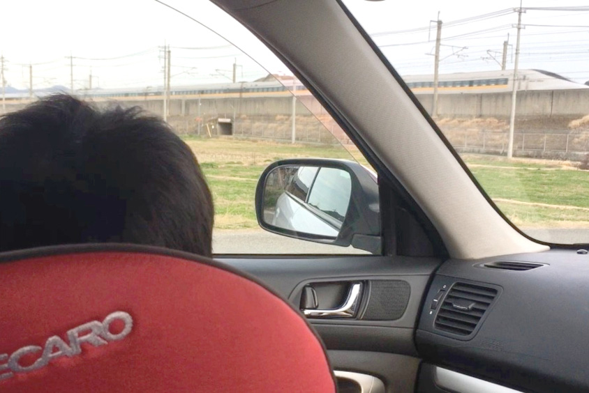 レカロシートに乗って電車を眺める