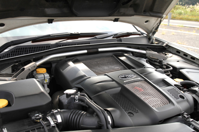 スバル・レガシィのエンジンルーム