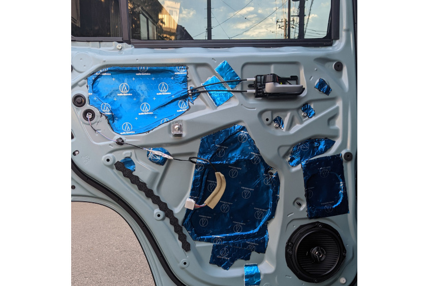 スズキ・ハスラーのドアの内張りをはがした写真