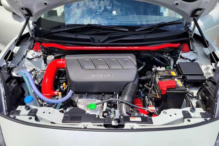 スズキ・スイフトスポーツのエンジンルーム