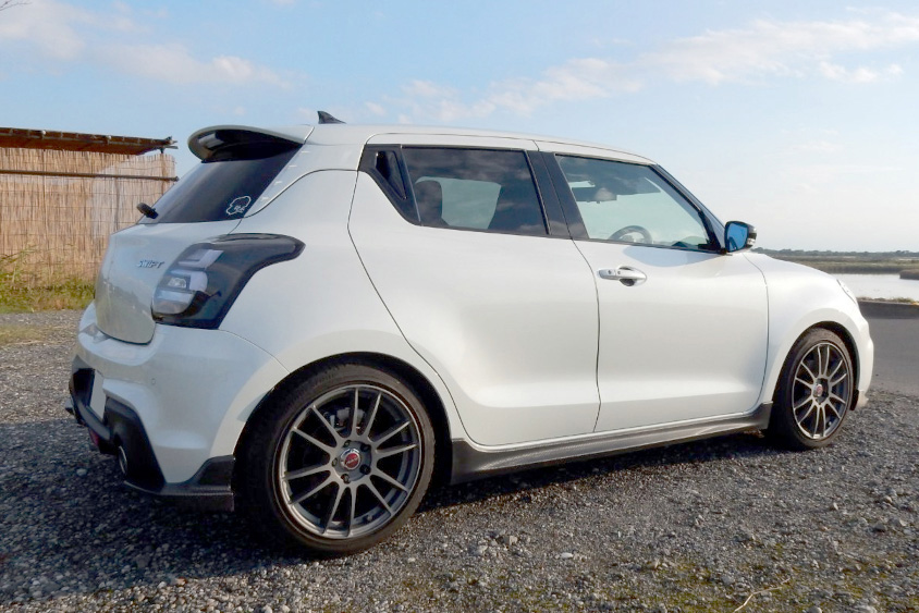 スズキ・スイフトスポーツの右サイドビュー