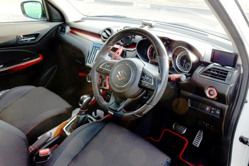 スズキ・スイフトスポーツの運転席