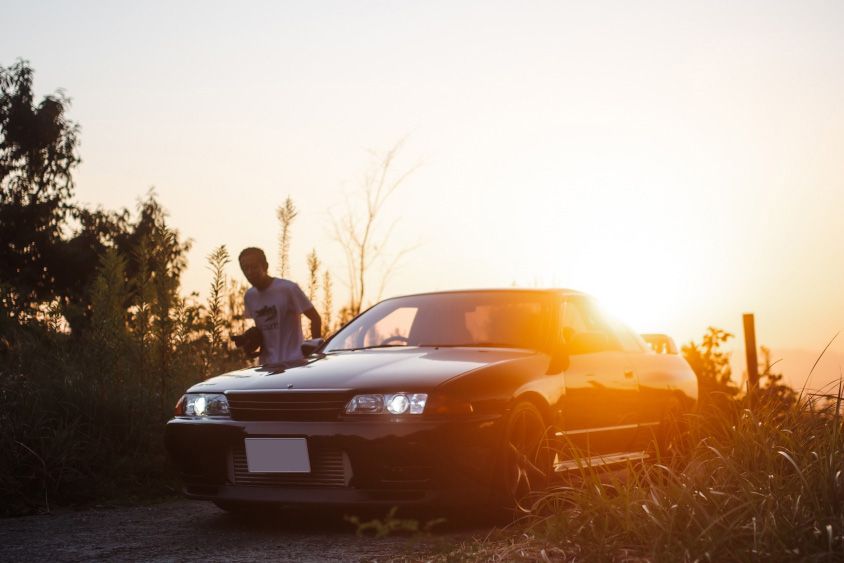 夕日に照らされる日産・スカイラインGT-R（R32）