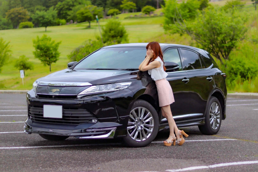 トヨタ・ハリアーの左フロントビュー