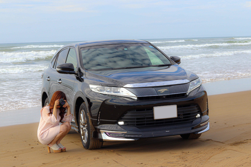 トヨタ・ハリアーとカメラを構えるbo-roさん