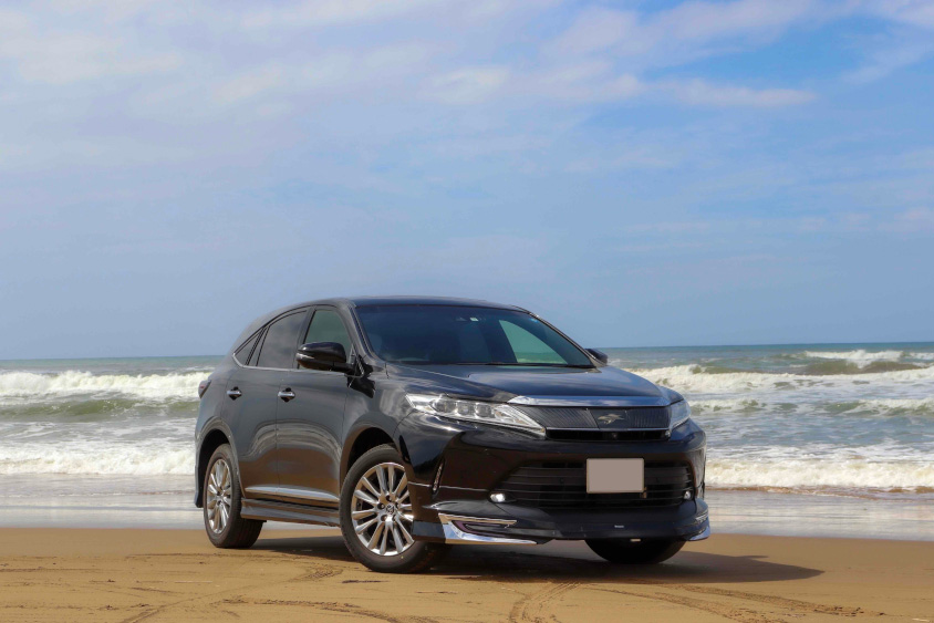 なぎさドライブウェイで撮影したトヨタ・ハリアー