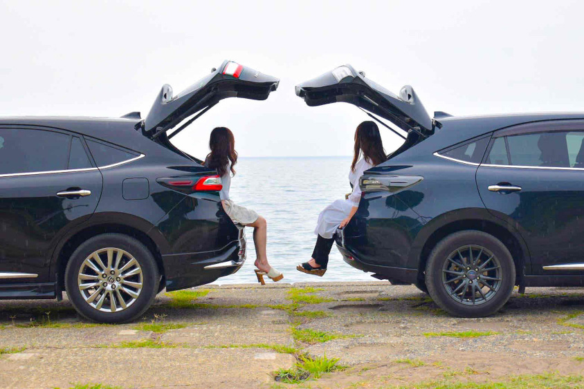 友人のトヨタ・ハリアーと一緒に撮影