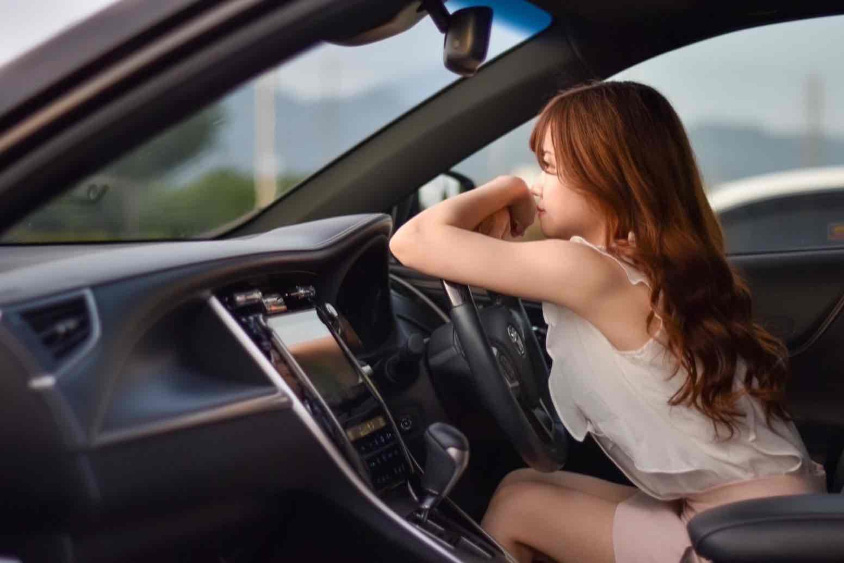 トヨタ・ハリアーの運転席から遠くを眺めるbo-roさん