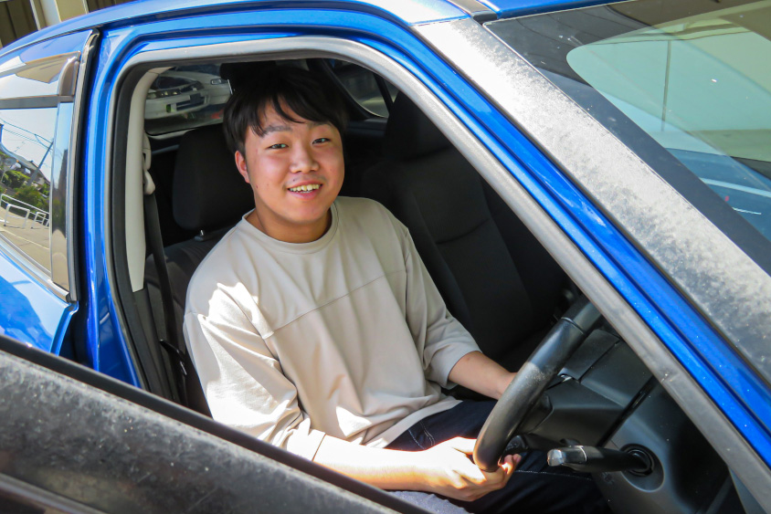 スズキ・スイフトの運転席に座る川住さん